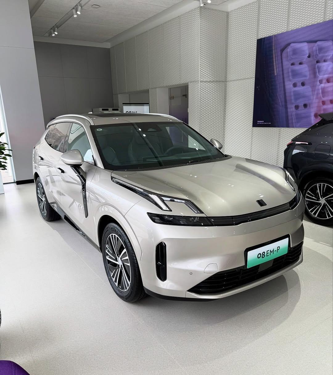它还搭载 Flyme Auto 系统，配合 “龍鷹一号” 芯片，操作流畅。车内音