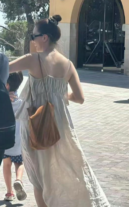 为什么高圆圆这个年龄穿吊带都没有油腻感呢？像麻布一样的衣服一般人还真穿不出感觉啊