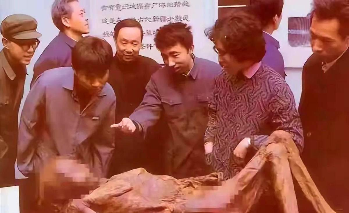 “造孽啊！”1994年的湖北荆门，一座古墓被盗，专家们从里面发现了一具女尸。
谁
