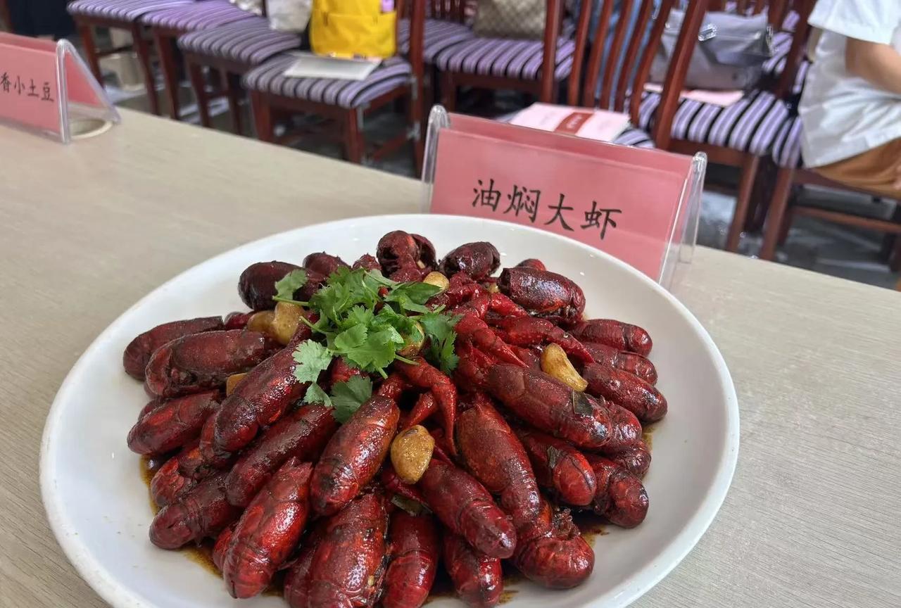 滴滴和外卖，这两个到底哪个更适合失业人员呢？
我们都觉得滴滴轻松，不风吹日晒，轿