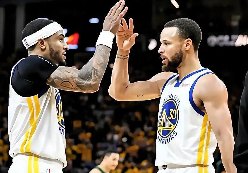 库里有情有义啊！
根据美媒Fullcourtpass报道，库里正在推动勇士重新签