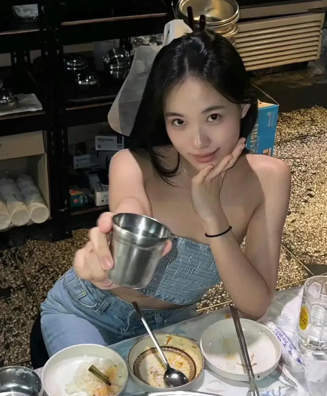 同样是打扮非常时髦的星二代，为什么黄多多看起来和梧桐妹、严书琴很不一样？
梧桐妹