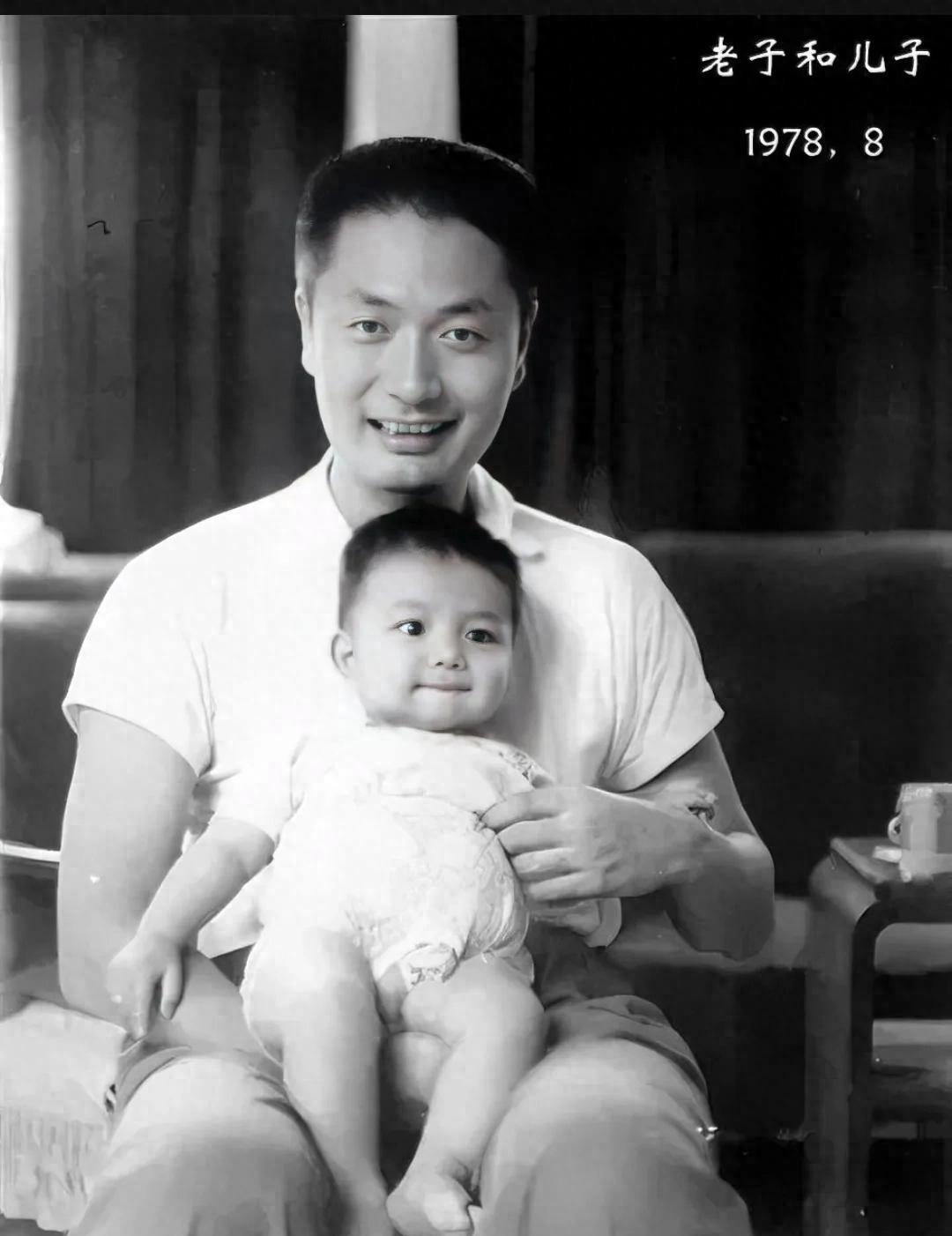 1978年，初为人父的陈小鲁和儿子陈正国一张珍贵合影，父子情深
“爸爸，爷爷的军