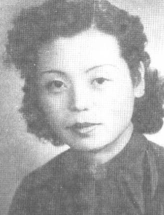 1970 年，陈独秀 58 岁的女儿陈子美身绑 5 个空油桶，带着小儿子偷渡香港