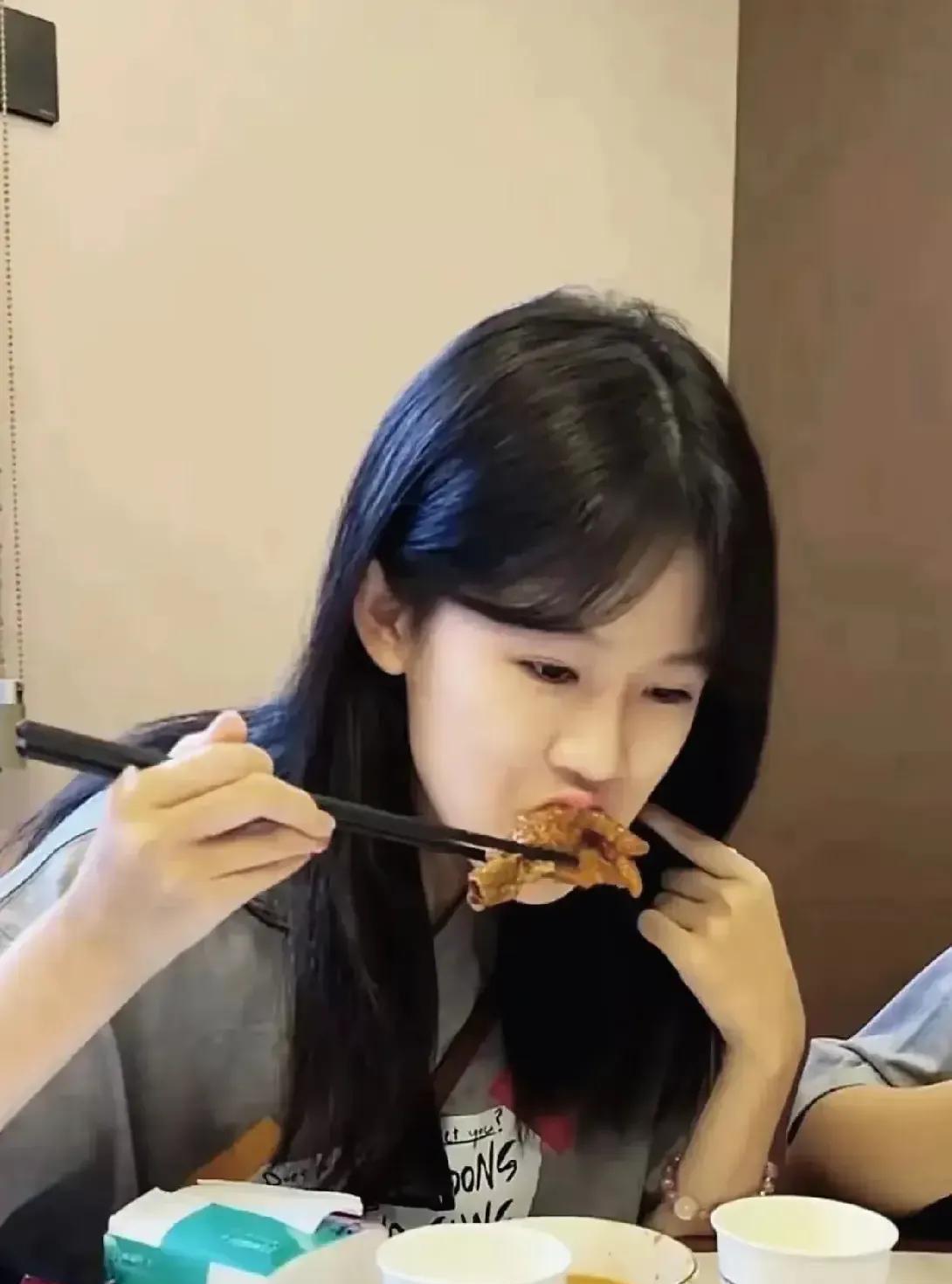 这两个分别是谁的女儿？
星二代纷纷出道，你能认出来是谁吗？