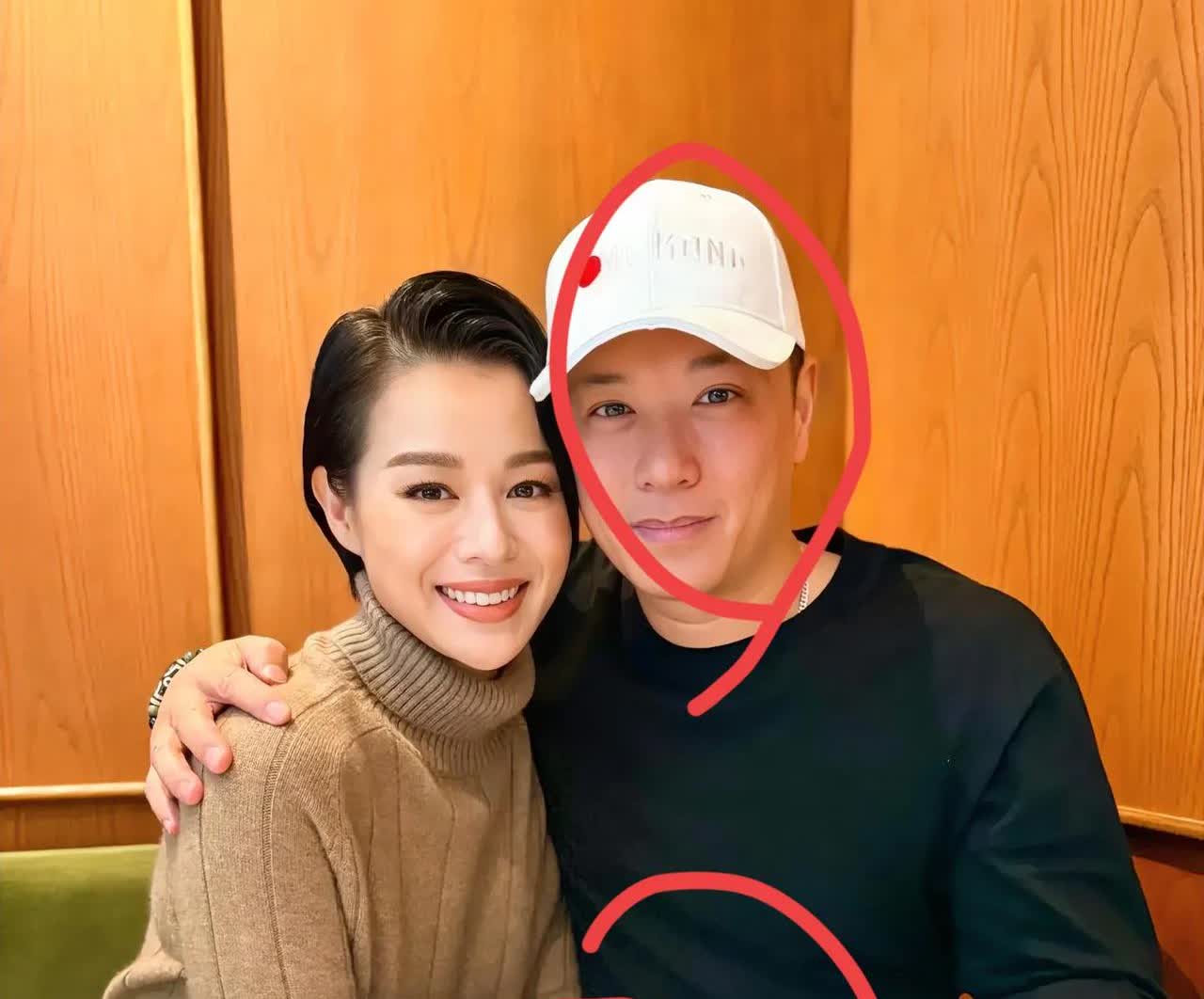 胡杏儿真是一个狠人呐！
当年和黄宗泽八年情断后，她眼睛都不眨一下，立即收拾行李