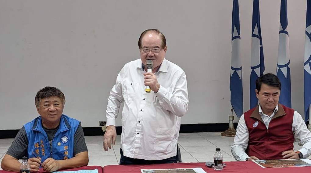 李乾龙：有人质疑郑丽文出身民进党，但也证明她最了解民进党
国民党主席改选18日投