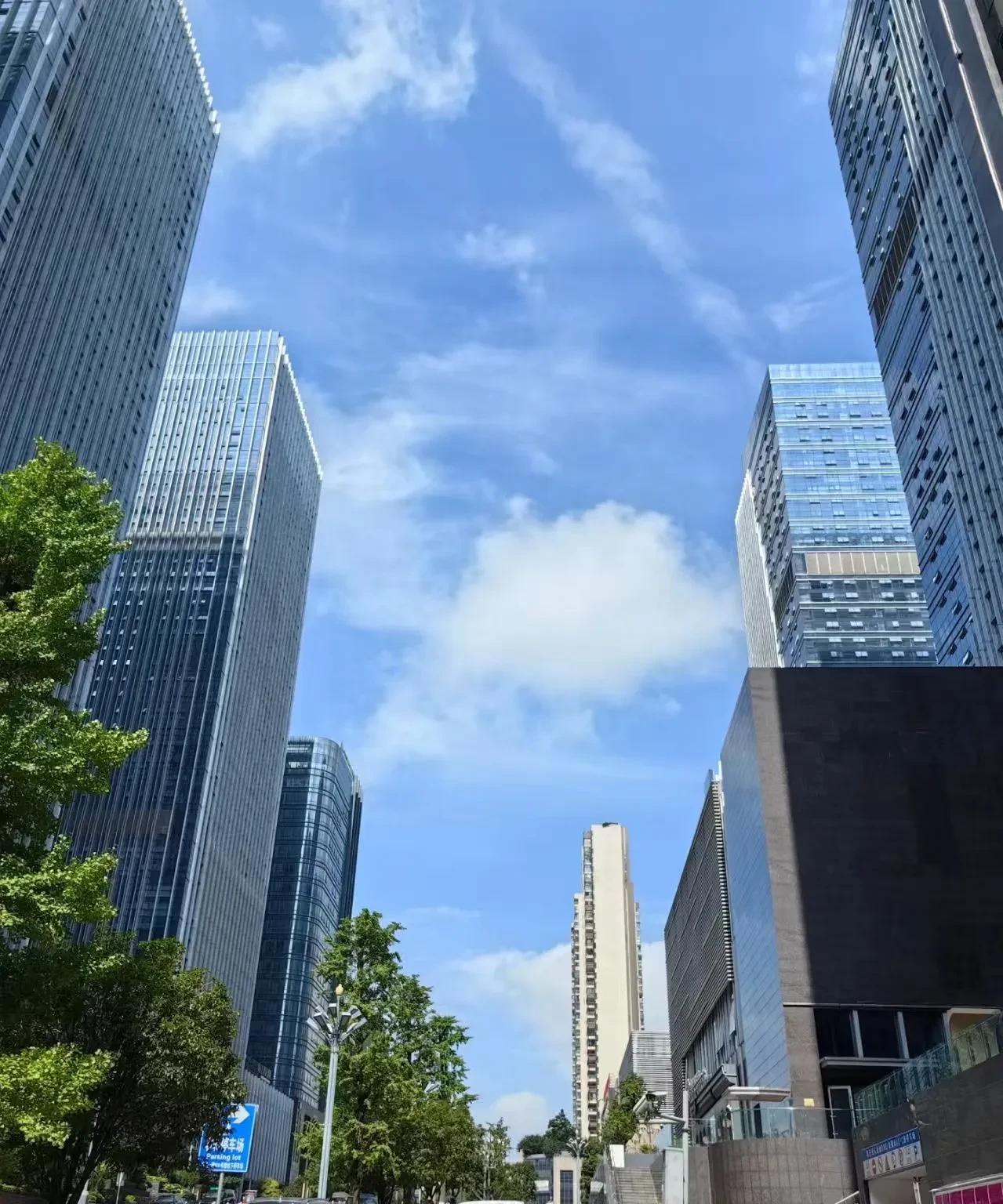 西部小城“逆袭”广深杭，
年轻人为什么把贵阳当新宠？
中专毕业就能落户，户籍窗口