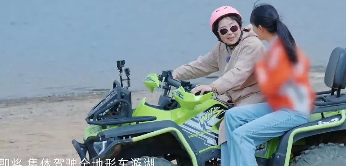 黄圣依的母亲完全不信任黄圣依！
开越野车的时候，黄圣依让母亲做自己后座，但74