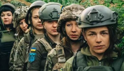 乌克兰女兵真是凶猛，敢直接向穿着海魂衫的俄罗斯海军步兵冲锋！俄军太平洋舰队海军陆