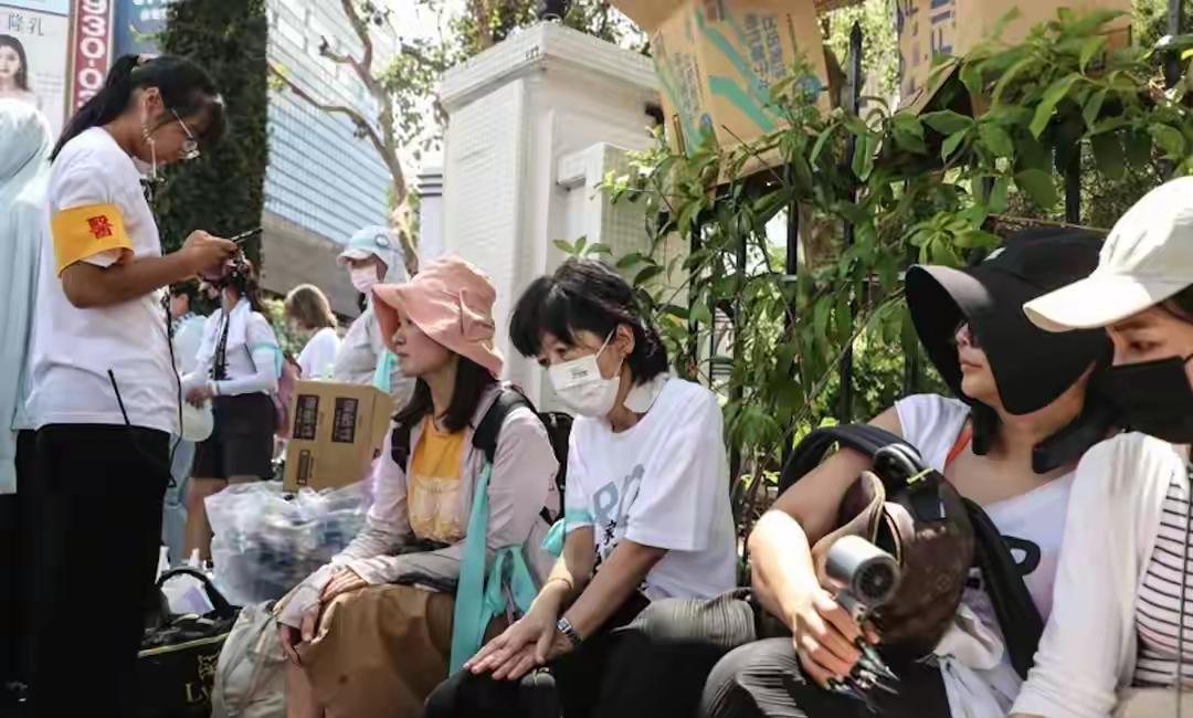 黄国昌又杠上赖清德了，昨天，黄国昌率领民众党还有小草为了上街集会游行，要求赖清德