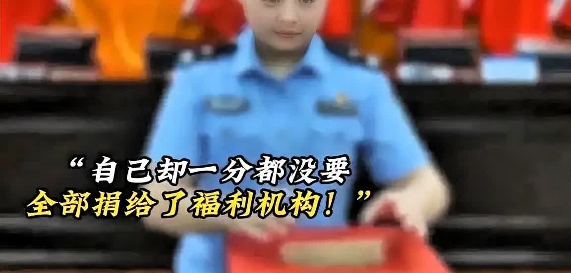 大爷过马路摔倒

女子好心搀扶

垫付医药费

        没想