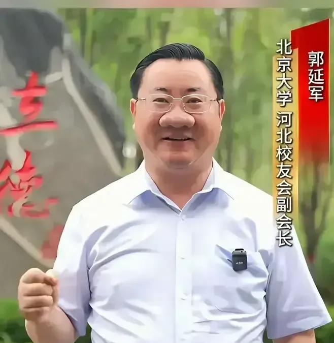 鼻大如斗，了不得，了不得，了不得的面相啊。
此人天生异相，鼻大如斗。天庭饱满，地