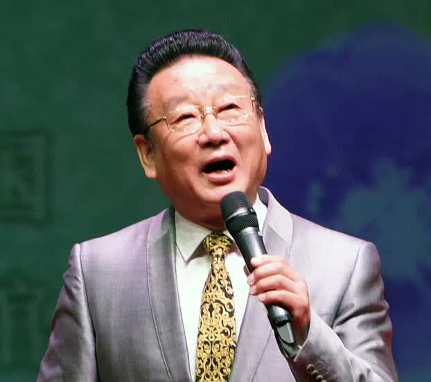 一是蒋大为，二是唐国强，经常做广告，钱不够花吗？这二人虽是老名人，但也要记得适可