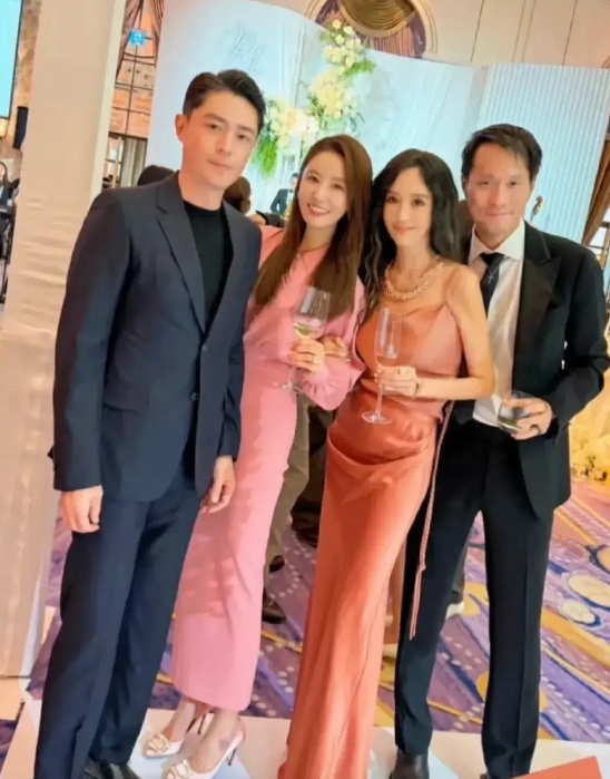 林心如当天很开心，穿着粉色连衣裙，这身裙子衬得她肤色很好，有少女气息

她的老公