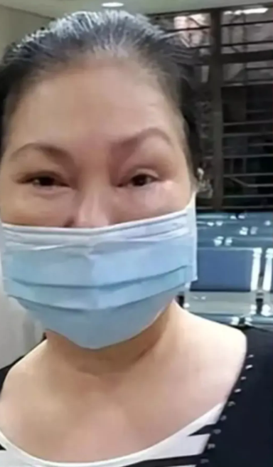 网传S妈此次与小林小月告别的时候，流出了眼泪，小林小月看到了自己的父亲以后，头也