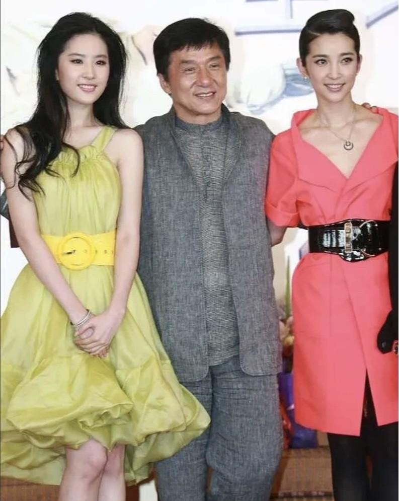 年轻时候的李冰冰比刘亦菲好看多了，笑容甜美，气质高雅，直角肩很是吸睛。而且身材比