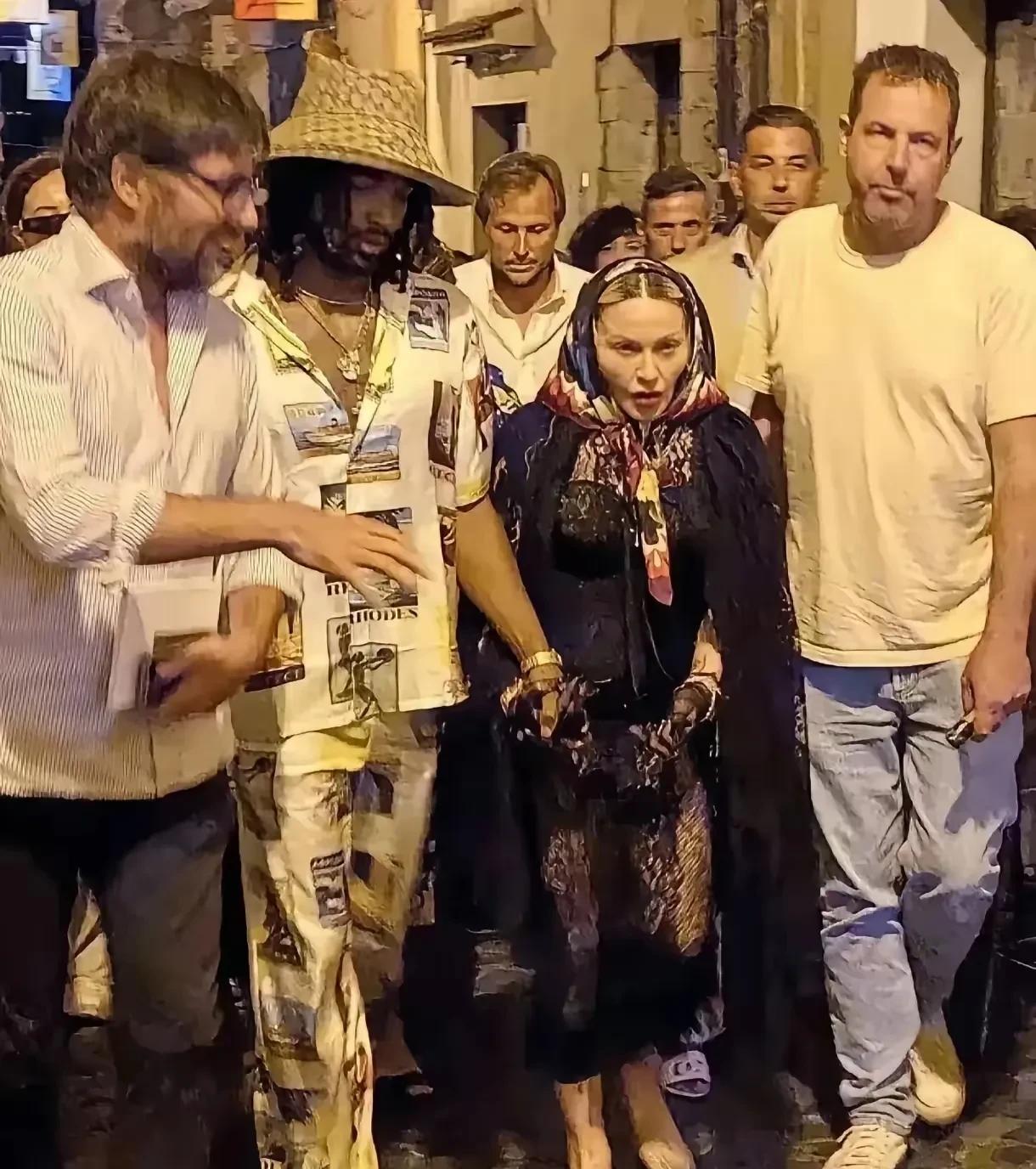 你敢相信照片上的女人是同一个人吗，才66岁的娜姐，已经衰老得不成样子了。
现在的