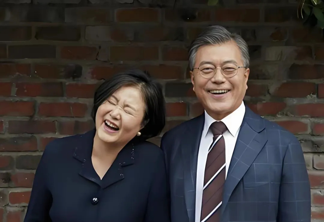 韩国三位第一夫人，都姓金











---











是