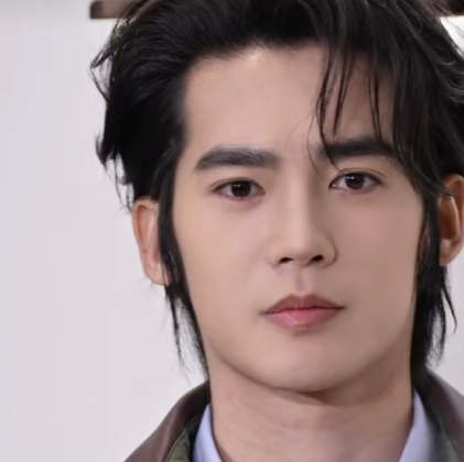 于适迪奥品牌活动怼脸直拍，俊朗周正，帅得好大气！ ​​​