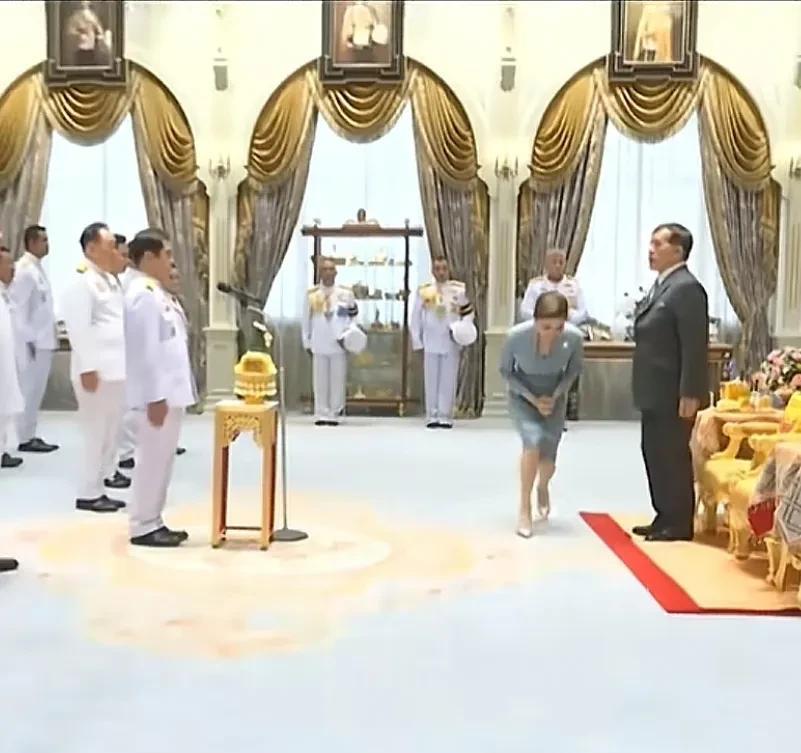 泰国的礼仪很严谨！
今天临时代理总理素里亚率领新内阁成员到泰国王宫向国王宣誓效忠