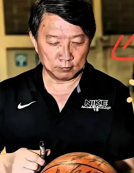 郭振明这事儿够呛。

刚分管篮球，就选了宫鲁鸣当教练。女篮本是三大球里最稳的