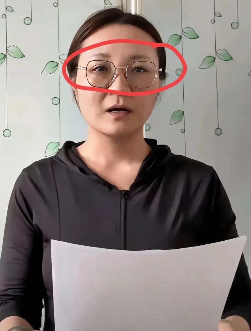 大家发现了没有
裤头姐段某在读道歉书的时候，手是不住的抖，眼睛是无神，无奈，痛心