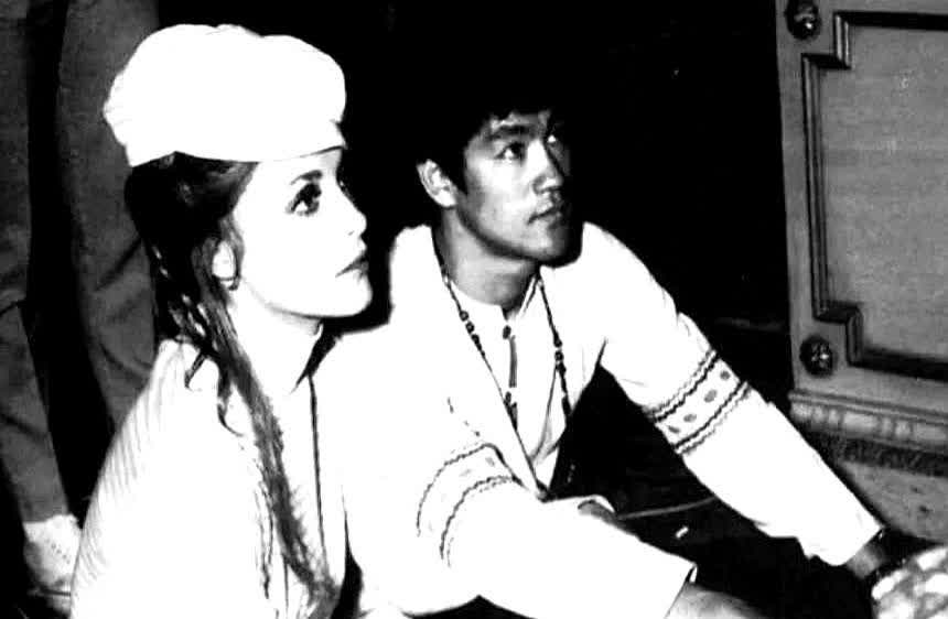 1968年，绝色女星莎朗·塔特聘请年轻帅气的李小龙当自己的私人教练，李小龙时常带
