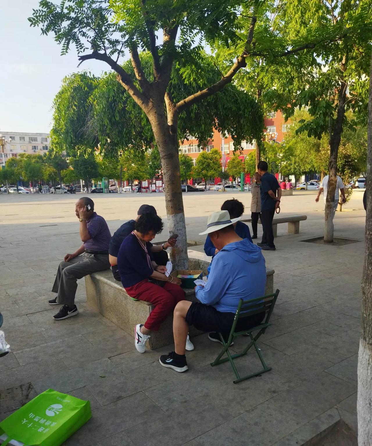 有一件事情没搞明白。
今天出来到广场溜达走圈遛弯儿，发现扭大秧歌的没有了，打太极