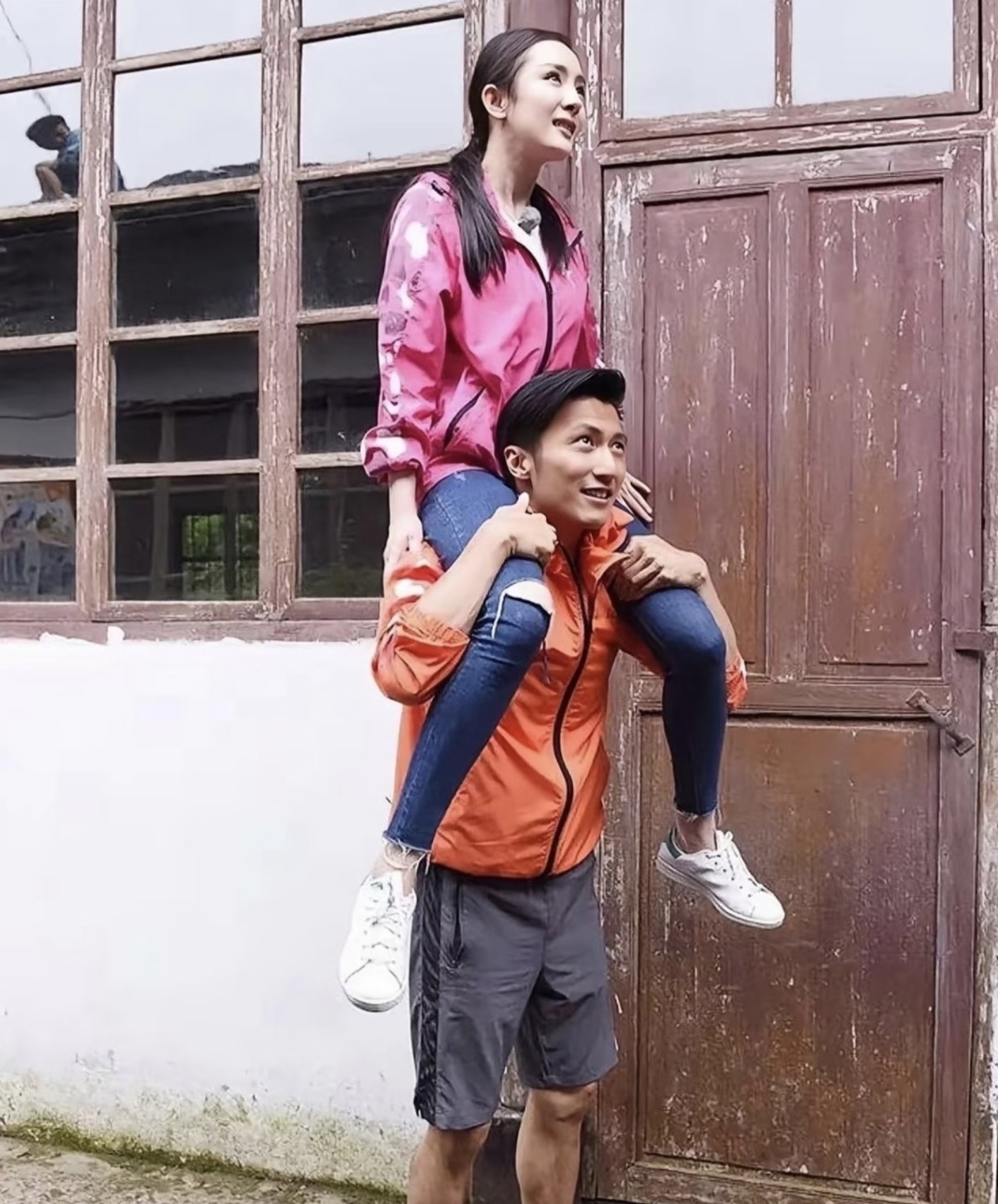 柠檬们估计要吃醋了，偶像居然背别的女人