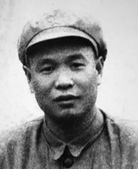 他卧底多年，是唯一和毛主席单线联系的特工，毛主席亲自为他取名，后成开国少将！
 