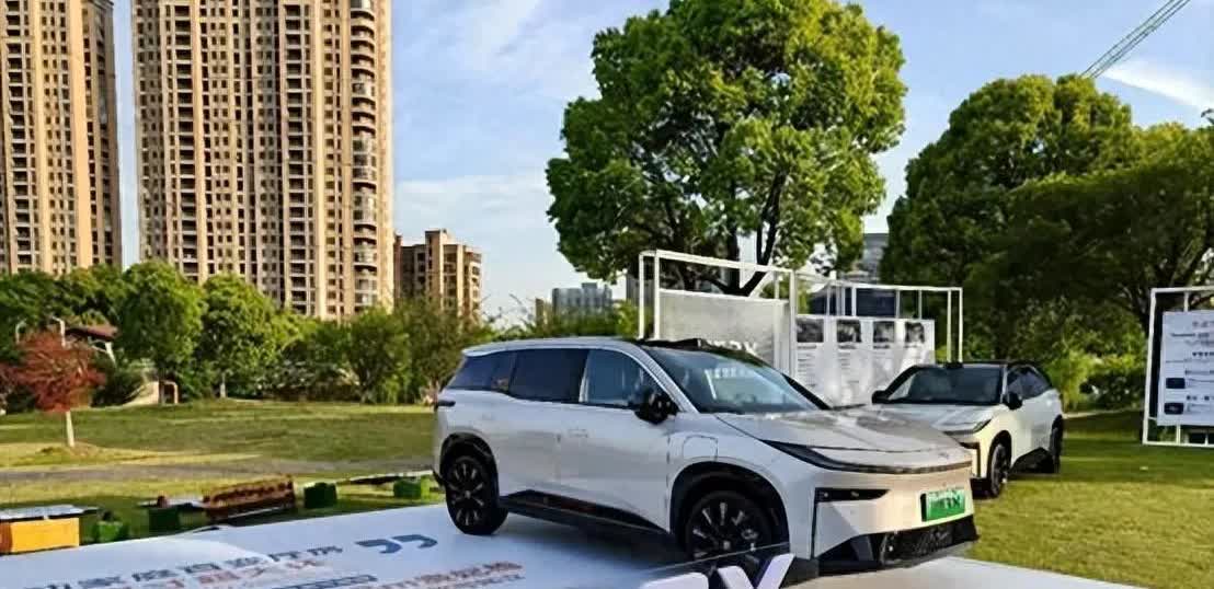 你开什么车？ 

1、有钱的人--开奥迪

2、没钱的人--开长安

