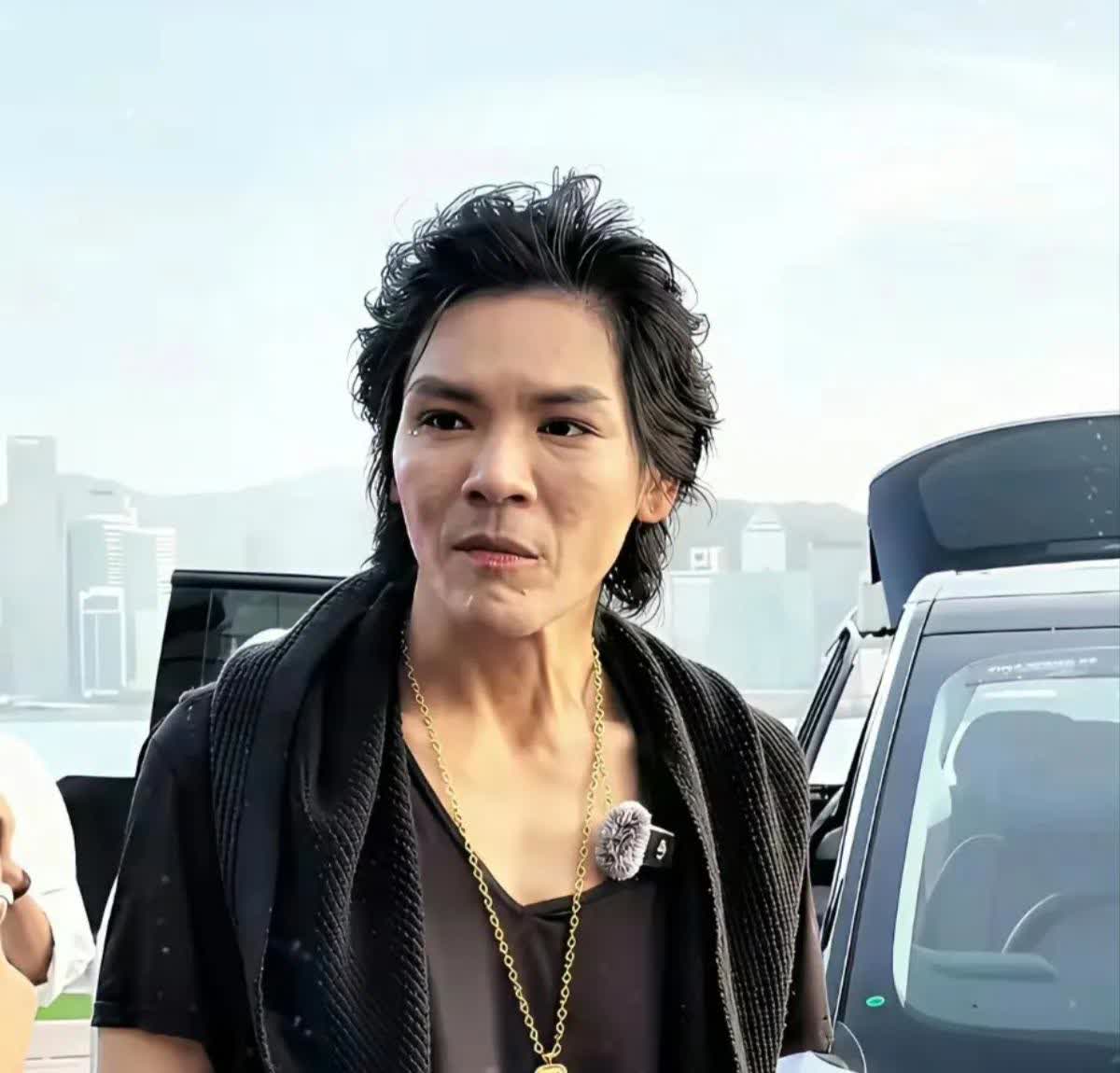 我的天呐！感觉老了10岁！向佐这是经历了什么？怎么跟上次在新加坡穿着“猪大肠”羽