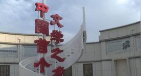 县级作家，还在写写写
小章是我县某公司职员，工资微薄，但是他爱好文学，几十年来，