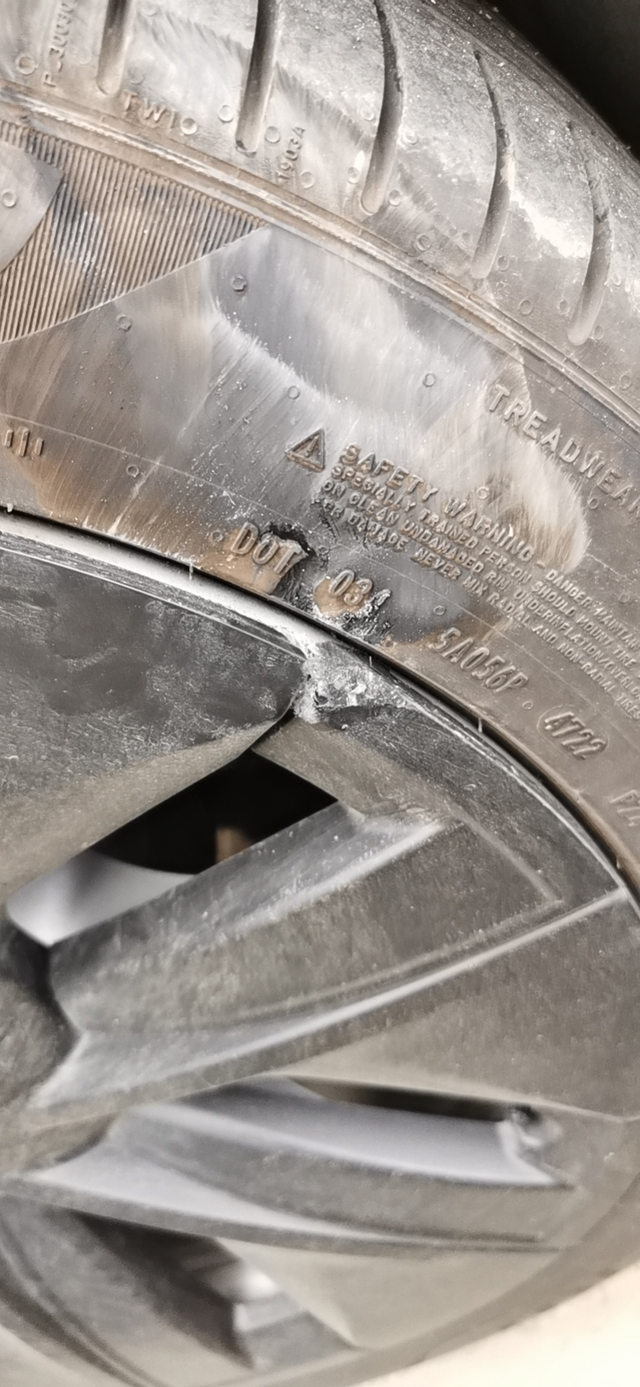 轮毂和轮胎一起刮到
这个怎么处理啊，自己买轮胎换上？