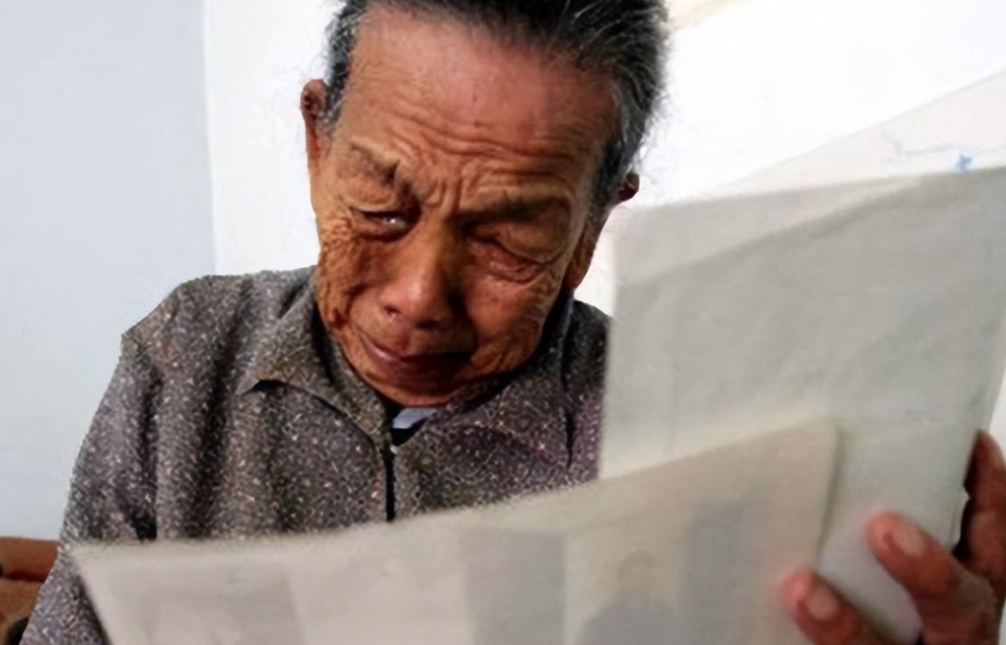 1945年，中国夫妇收养了4岁的日本弃婴，顶着辱骂，将其抚养长大。40年后弃婴回