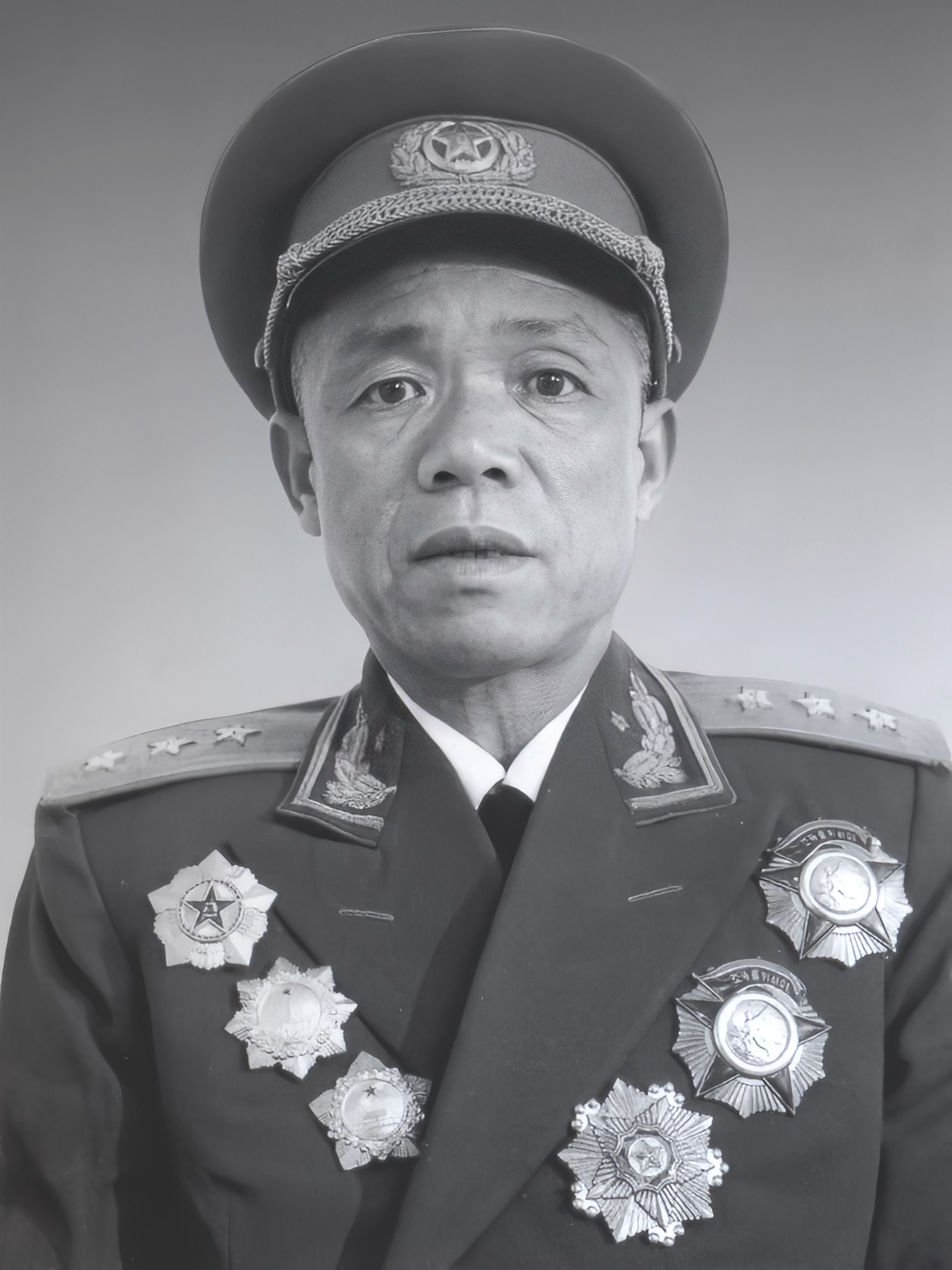 1971年9月13日凌晨，福州军区司令员韩先楚忙了一夜刚睡着，突然接到周总理亲自