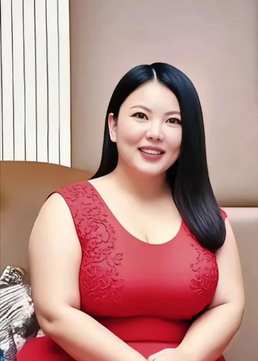 一张照片告诉你，李湘到底有多胖。
娱乐圈的女明星中，李湘应该是最胖的，现在的她肥