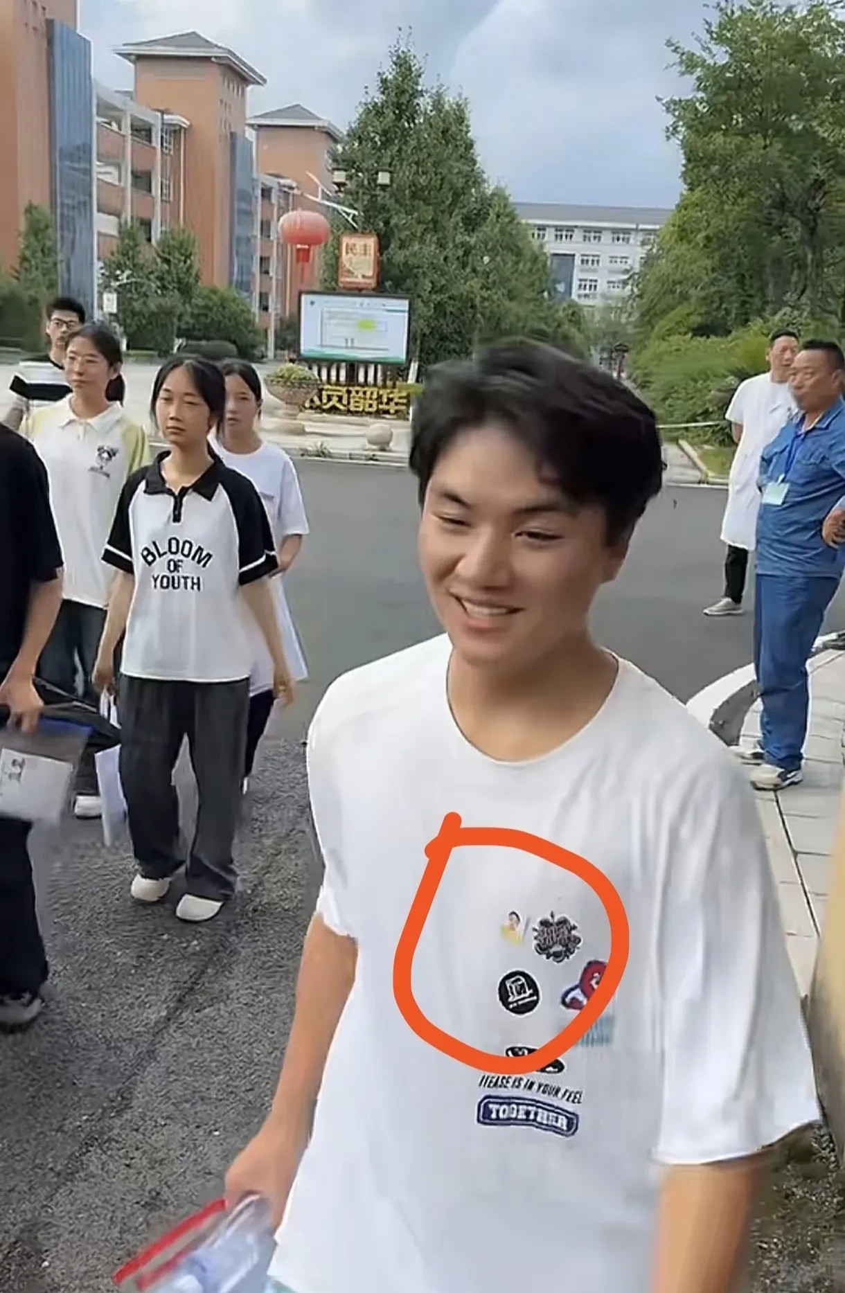 这孩子真让人心疼啊！眼泪都止不住了！

教育的力量在这少年身上体现得多实在。