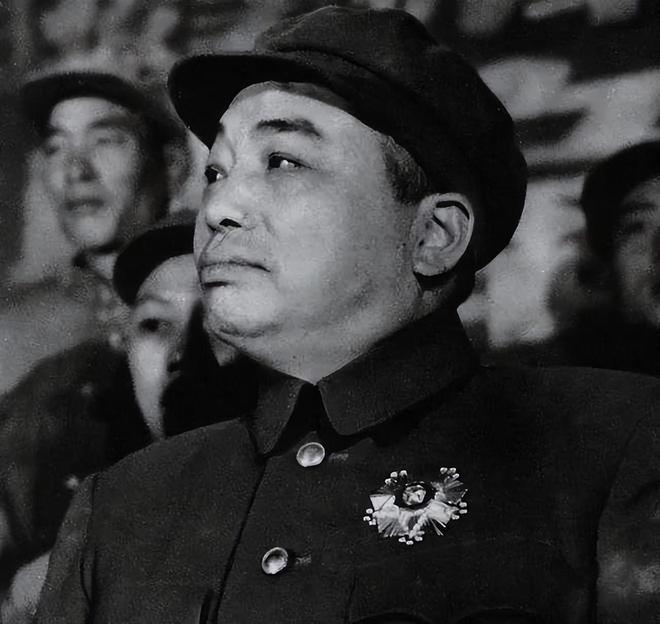 1952年国庆节时，彭老总为什么要躲在房间里不敢出来