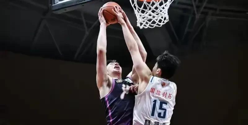 刘维伟不在，杨瀚森仅得到2分还六犯离场
青岛队81-104不敌浙江队，在大比分1