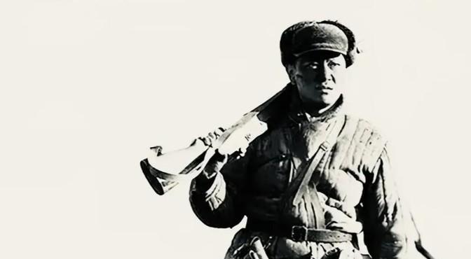 1951年，为了救被围的连长，志愿军小战士孤身闯入敌营，却不幸被俘。谁知，年仅1