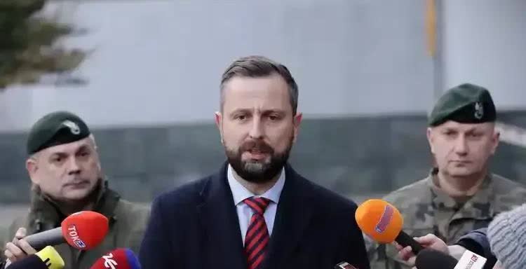 波兰终于开始变得明智了！

波兰国防部长瓦迪斯瓦夫·科西尼亚克认为，邀请乌克