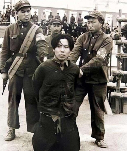 1951年6月13日，华北军区军械处科长程斌正举着一把黑伞在大雨中行走，突然迎面