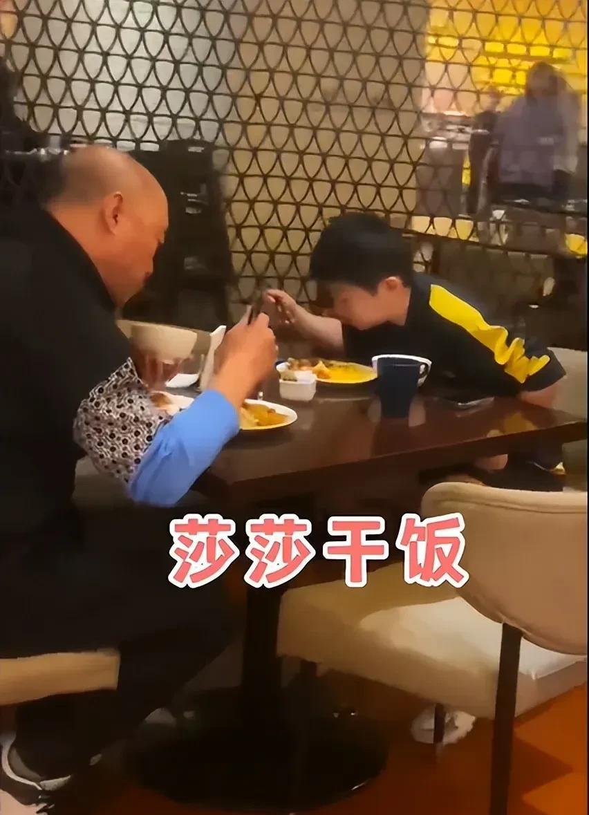 我发现孙颖莎有两个缺点！！！！
第一：
我发现孙颖莎不管在哪里吃饭，吃面她好像都