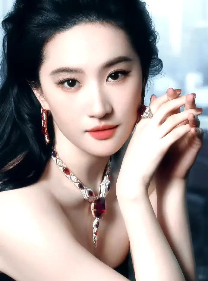 宝格丽都无奈了，
花大价钱请天仙代言，
无论珠宝再大再显眼，每次出场大家都只关注