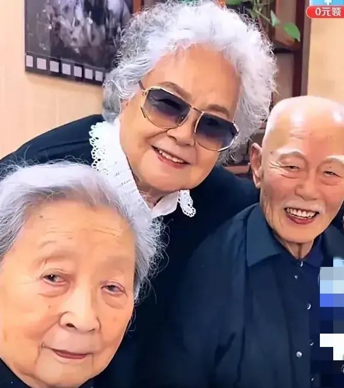 三位老艺术家同框，一个比一个有精气神。最年老的师伟，接近百岁，她在《林海雪原》中