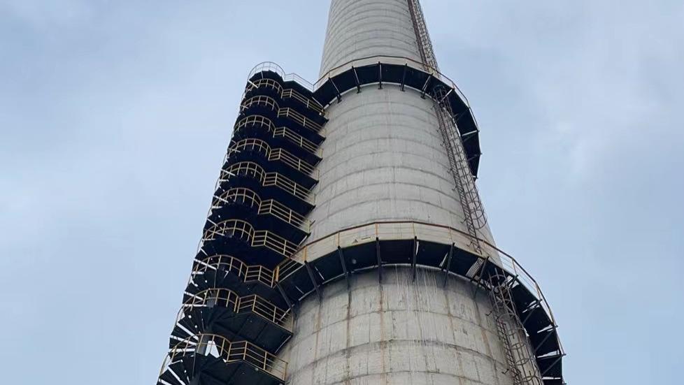 水泥烟囱螺旋爬梯项目圆满竣工  螺旋爬梯安装完成