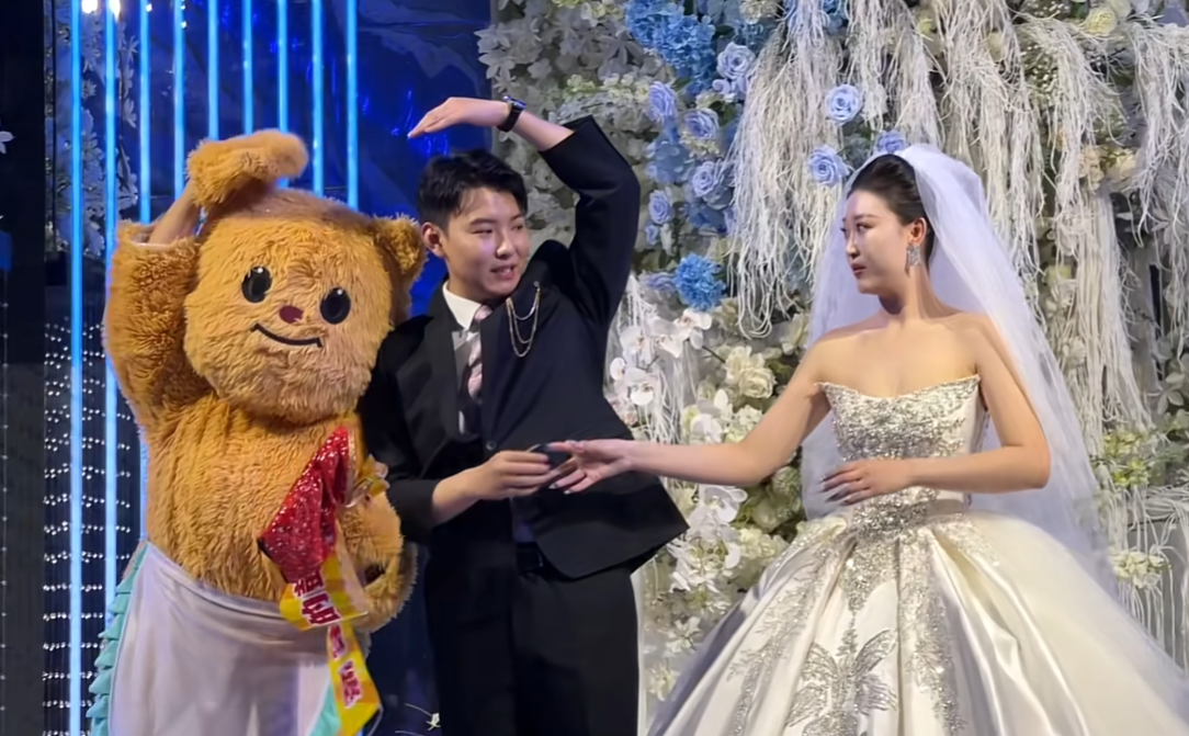 新娘：不要逼我在最快乐的时候扇你