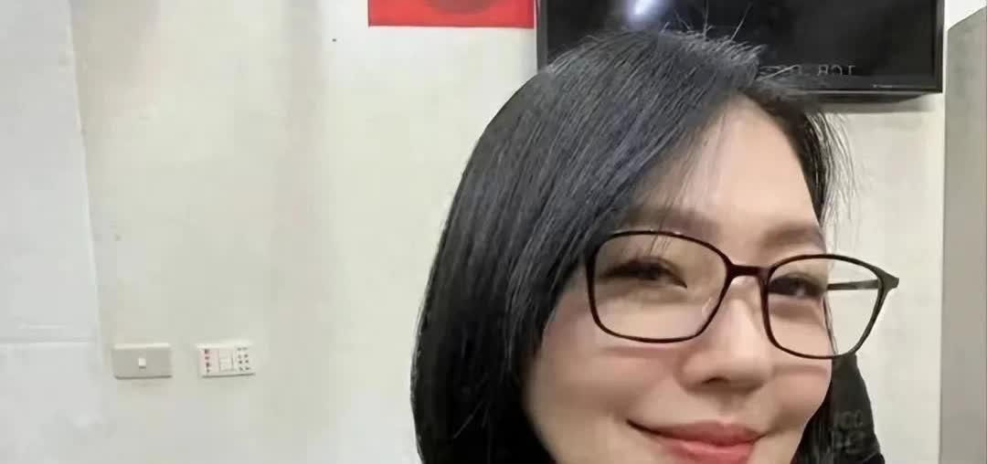 小S的水平确实太差了，单纯只会搞笑，但时间一长连搞笑都不好笑了。[抠鼻]

